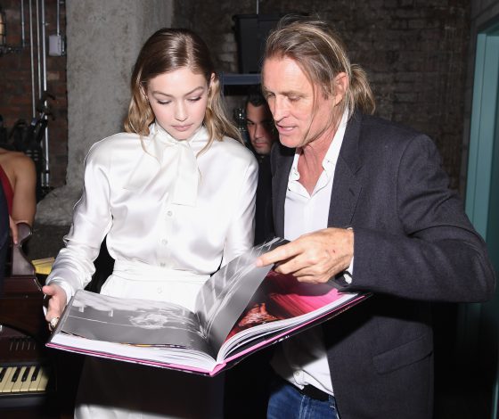 Джиджи Хадид поразила всех своим платьем на презентации книги Victoria's Secret