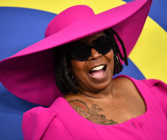 Смело: Вупи Голдберг вся в розовом!