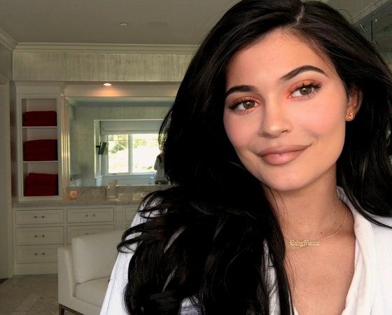 Быстро и красиво: Кайли Дженнер рассказала (и показала), как сделать летний макияж