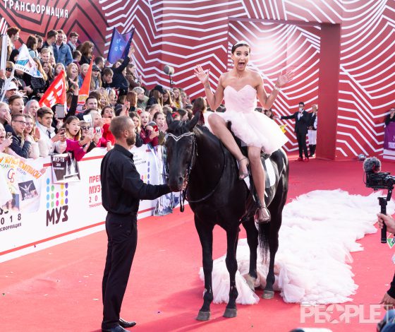 Ольга Бузова прибыла на премию МУЗ-ТВ на коне!