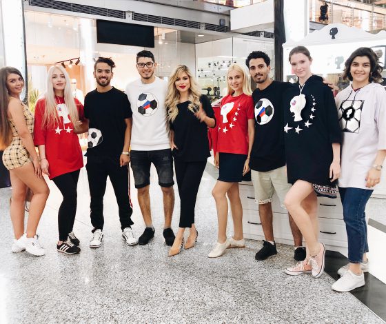 Осторожно, горячо: голые иностранцы раскупают футболки Bella Potemkina. Смотри видео!