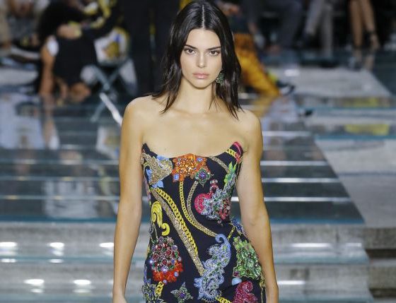 Кендалл Дженнер, Белла Хадид и много цветов: как прошел показ Versace?