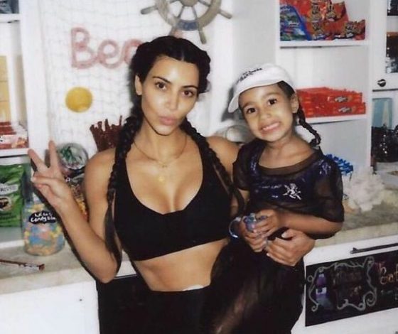 Идеальная мама. Самые крутые фотографии Ким Кардашьян с детьми