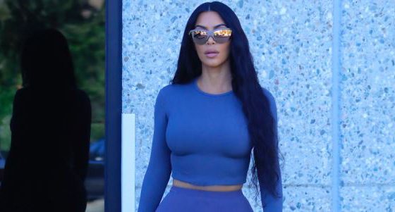 Учимся у звезд: с чем носить обувь разных цветов?