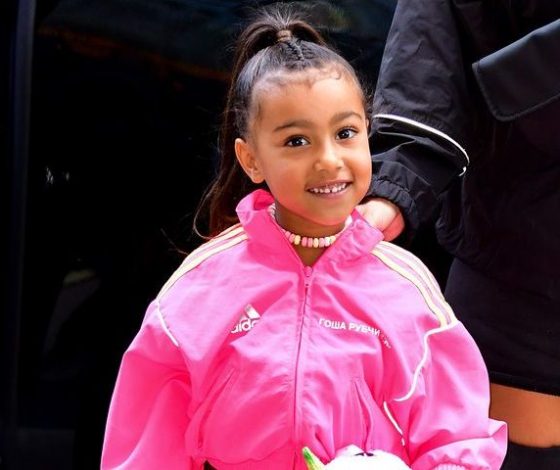 Фото дня! Норт Уэст плачет (мы не ошиблись) в платье со змеиным принтом