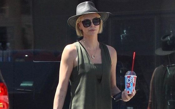 Стильно! Новый выход Шарлиз Терон с дочкой