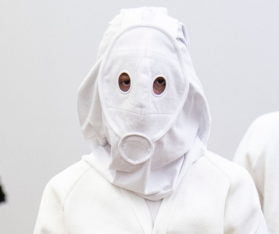 7 жутких масок на показе Comme Des Garcons