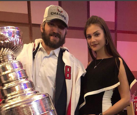 Идеальная семья: Беременная Анастасия Шубская поздравляет Александра Овечкина с победой