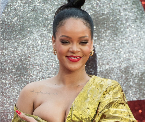 Осторожно, горячо! Рианна в платье из золотой фольги и глубоким вырезом на премьере «8 подруг Оушена»