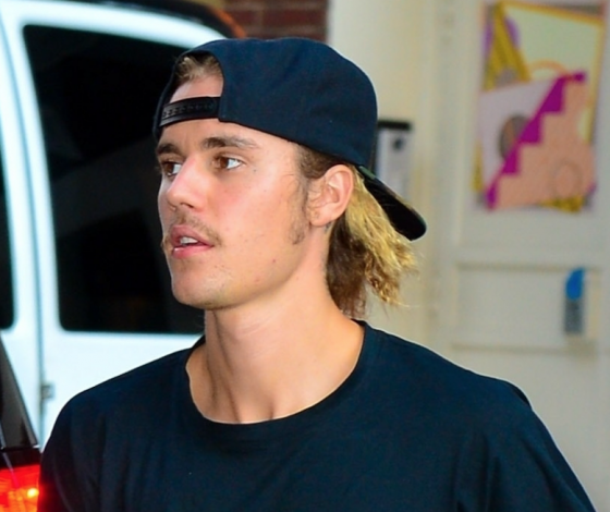 Фанаты Джастина Бибера требуют его вернуть усы, но Хейли против!