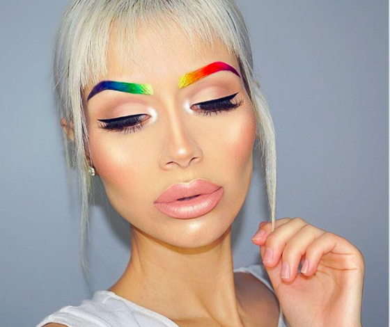 Новый brow-тренд: разноцветный шатуш для бровей