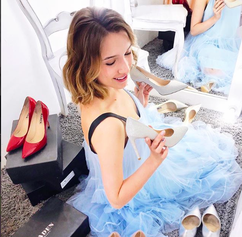 Где взять платье напрокат, сделать стойкий макияж и экоманикюр?