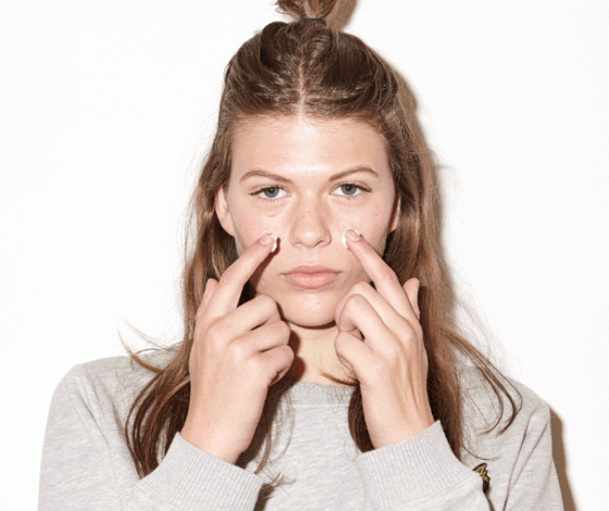 Простые движения: как наносить крем под глаза, чтобы он работал