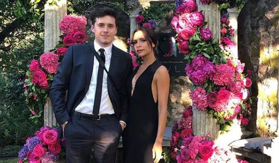 Пример для подражания: Виктория Бекхэм с сыном на вечеринке Элтона Джона