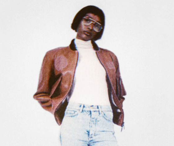 Вареные джинсы, костюмы с шортами и желтые водолазки в идеальном лукбуке Victoria Beckham