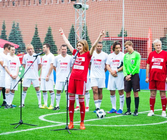 Звезды и спортсмены сыграли в футбол на Красной площади