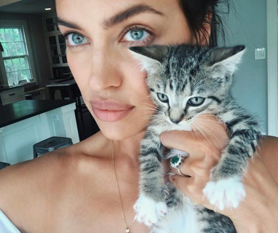 Ирину Шейк опять подозревают в беременности! Новые фото в купальнике