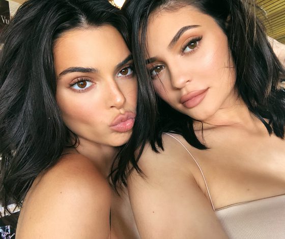 Как правильно делать селфи? Приемы Ким Кардашьян, Кайли Дженнер и других звезд