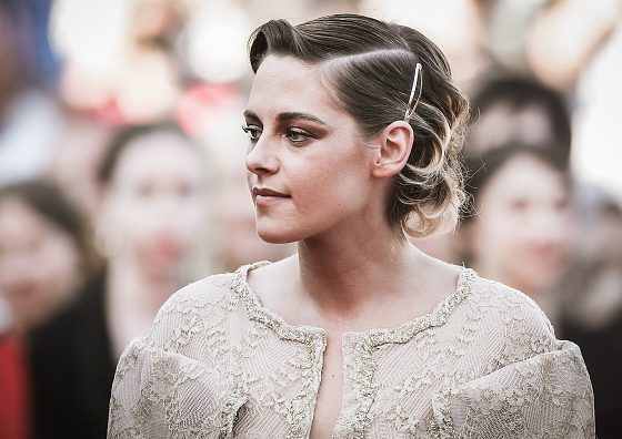 Кристен Стюарт целуется на вечеринке с симпатичным парнем. Смотри видео!