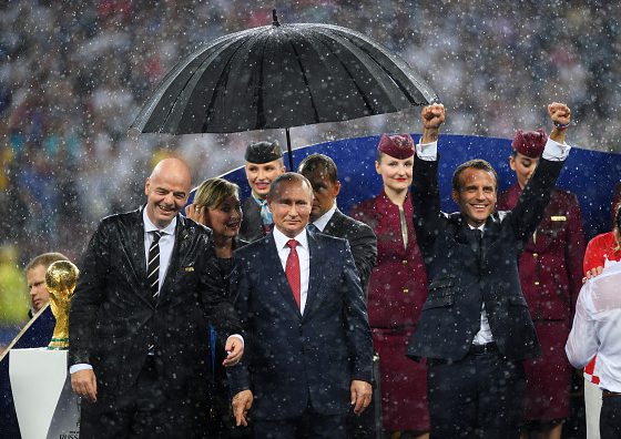 Путин и зонтик: лучшие мемы финала Чемпионата мира по футболу