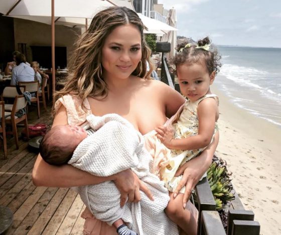 Неловко: Крисси Тейген оправдалась за то, что показала грудь