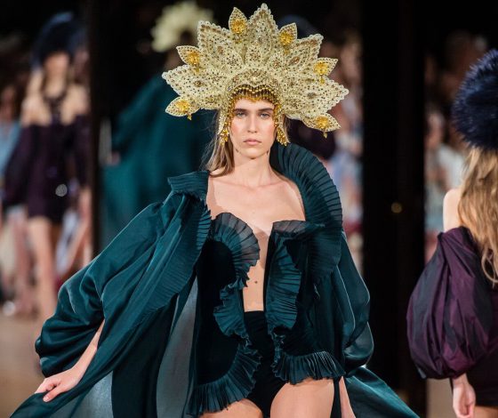 Вечерние платья, шубы и кокошники в показе Yanina