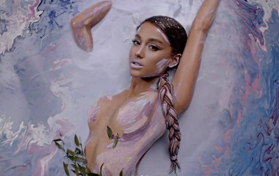 Клип Арианы Гранде вдохновил Instagram. Почему все хотят повторить бьюти-образ звезды?