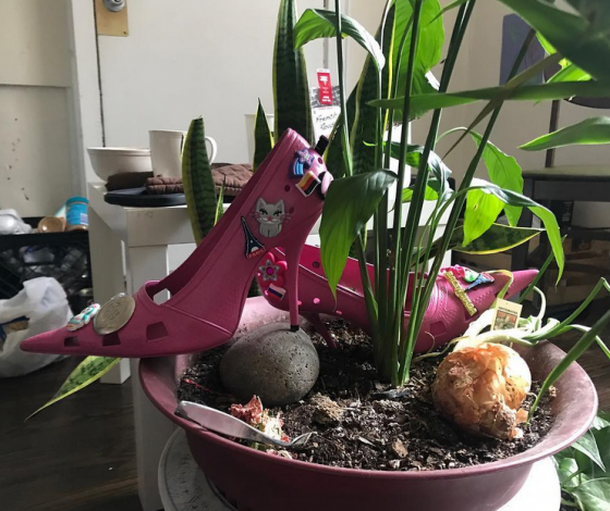 Теперь это сексуально! Balenciaga выпустили первые кроксы на каблуке!