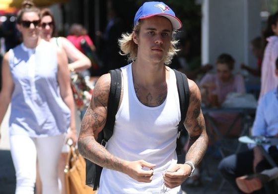 Джастин Бибер гуляет по Лос-Анджелесу. А где же Хейли?