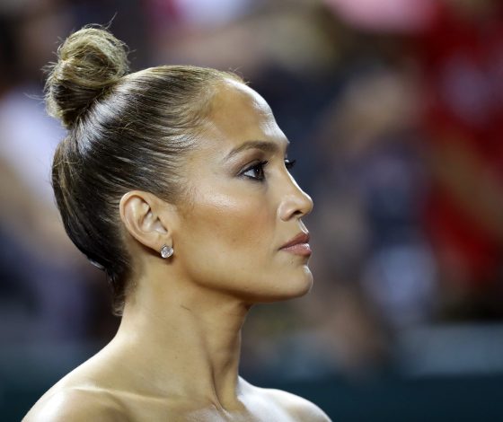 Дженнифер Лопес на свидании в очень опасном платье. Кто еще из звезд любит такие?