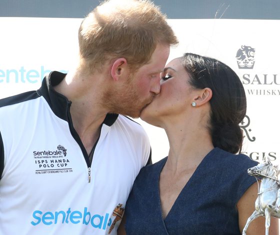 Это любовь! Поцелуй принца Гарри и Меган Маркл на публике!