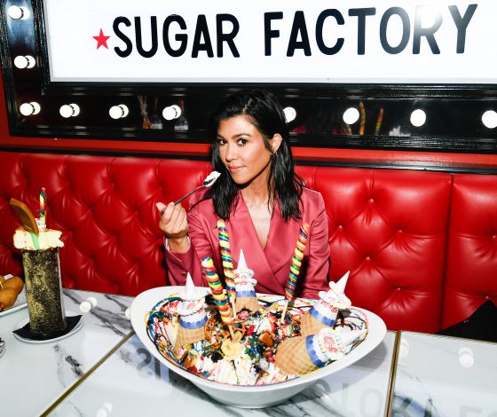 Кортни Кардашьян в платье-блейзере. Где купить похожий?