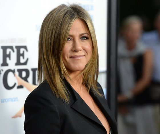 Дженнифер Энистон, Милли Бобби Браун и Сара Полсон на вечеринке Netflix перед «Эмми»