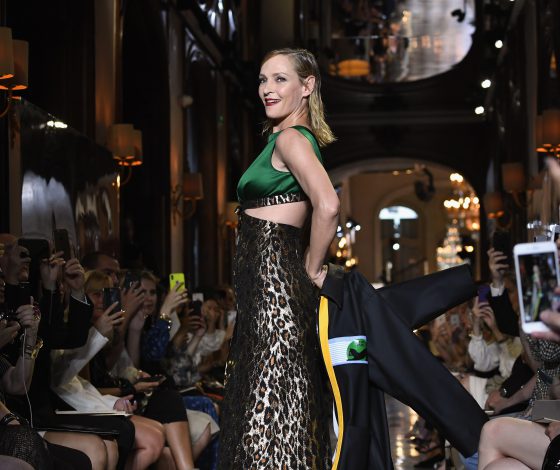 Ума Турман, Наоми Кэмпбелл и Кайя Гербер на подиуме круизного показа Miu Miu