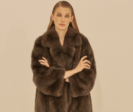 Кожаные тренчи, шубы и кардиганы в новом лукбуке Izeta