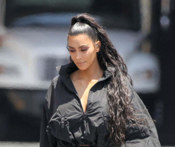 И она туда же! Ким Кардашьян носит шлепки с носками!