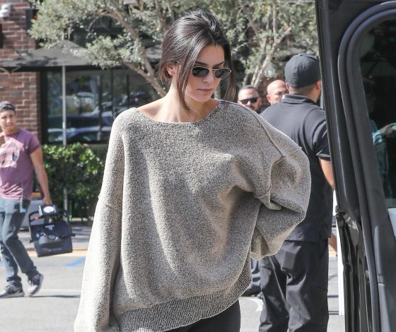 Новый выход Кендал Дженнер в Yeezy. Сколько стоит такой свитшот?