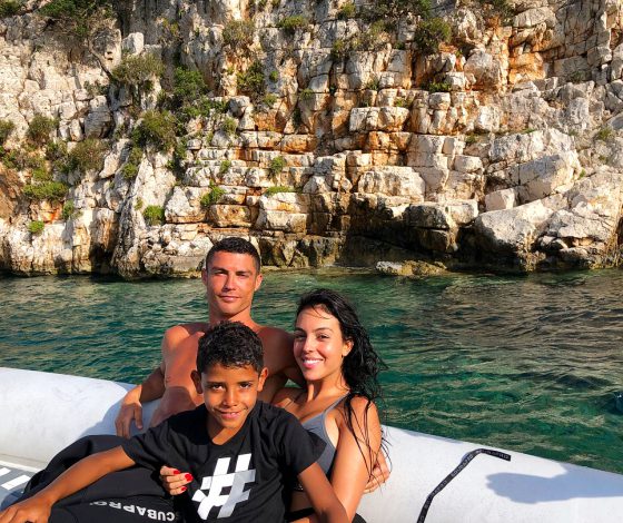 Лето продолжается! Криштиану Роналду и Джорджина Родригес на яхте в Сен-Тропе