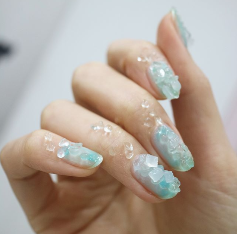 Необычный маникюр с ледяными каплями, который ты можешь сделать сама