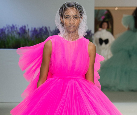 Все платья цвета фуксии на Неделе высокой моды в Париже