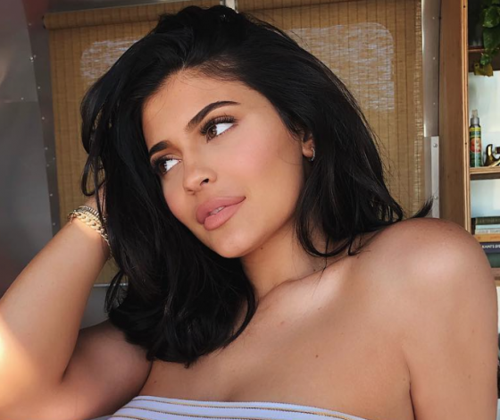 Где купить кроссовки, как у Кайли Дженнер?