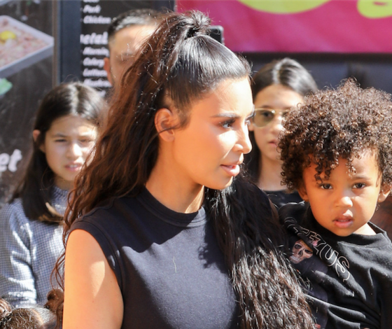 Новый выход: Ким Кардашьян и Канье отводят детей на курсы моделей