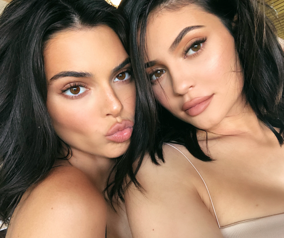 Ну так себе: Кайли и Кендалл Дженнер выпустили коллекцию купальников