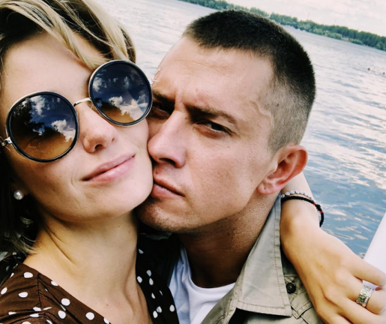 Романтика на «Кинотавре»: Павел Прилучный и Агата Муцениеце устроили свидание на берегу моря