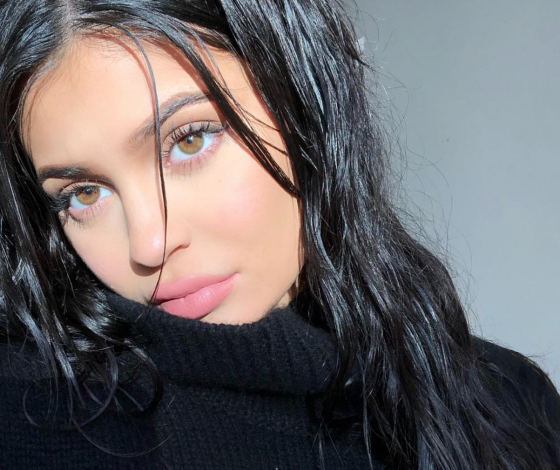 Что в косметичке у Кайли Дженнер? Спойлер: ни одного средства ее бренда