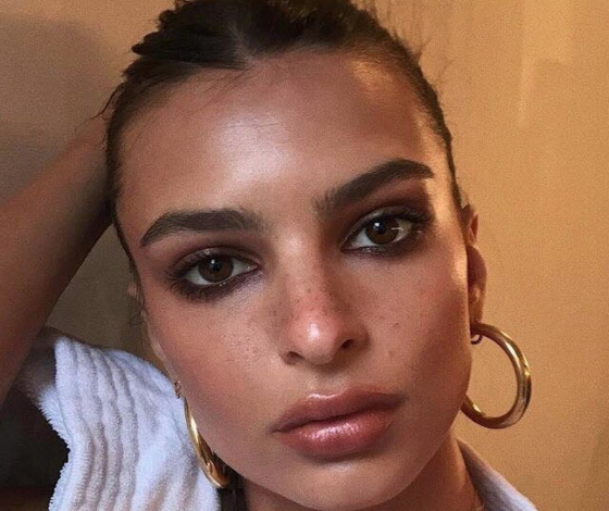 Не опять, а снова: Эмили Ратаковски в бикини (и без него) на пляже в Майами