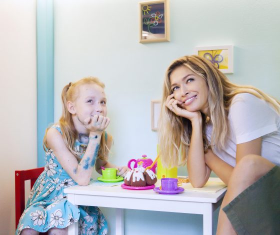 Вера Брежнева встретилась с поклонницей и помогла открыть игровую комнату для детей-бабочек