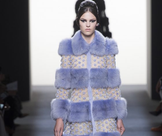 Шубы и платья из меха на показе Fendi Haute Couture