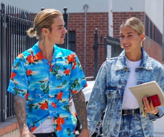 Джастин Бибер и Хейли Болдуин прогулялись вместе с поклонницами Джастина по Беверли-Хиллз