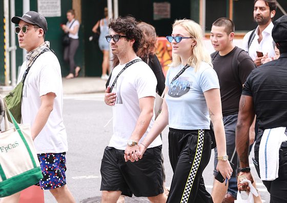 Сладкая парочка: Софи Тёрнер и Джо Джонас гуляют за ручку по Нью-Йорку